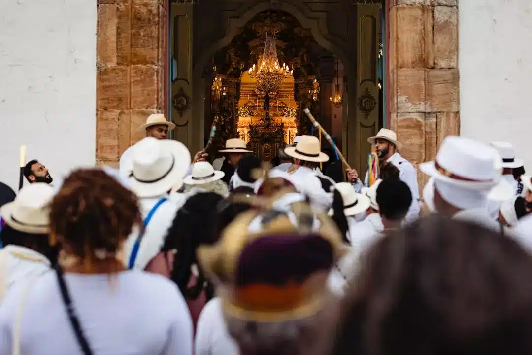 Integrantes da Guarda de Moçambique participando de ritual tradicional do Reinado em Ouro Preto, foto para Saberes do Rosário.