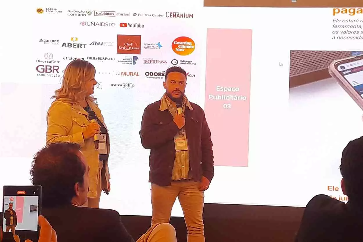 Fernanda Lara e Angelo Batecini, na apresentação do Mais pelo Jornalismo durante o 20º Congresso Internacional de Jornalismo Investigativo