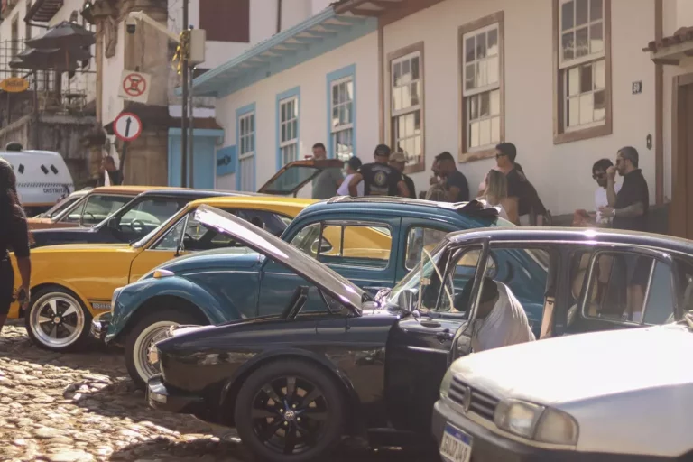 Vários carros antigos em Mariana