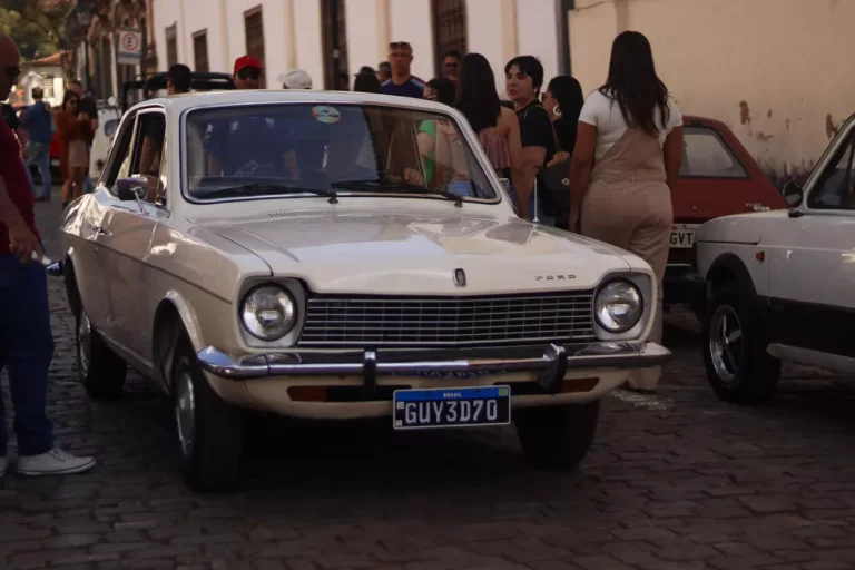 Corcel branco, muito conservado desfila pelas ruas