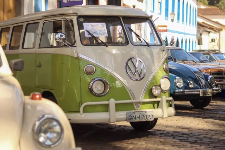 Uma clássica Kombi de luxo "corujinha" no encontro de veículos antigos de Mariana