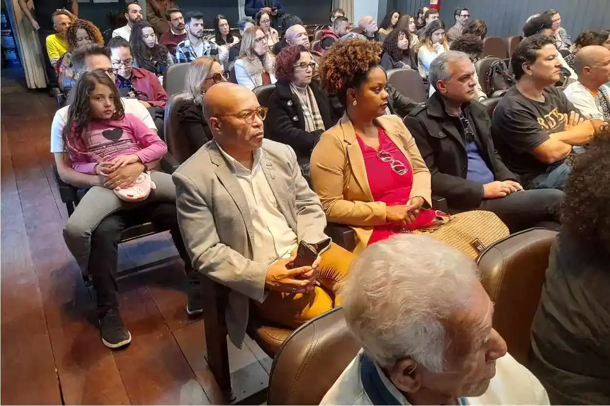 O Prof. Clésio Gonçalves, coordenador do NEABI, e a vice-reitora da UFOP, Profª. Roberta Fróes, prestigiando a solenidade de inauguração da Sala Afro-brasileira