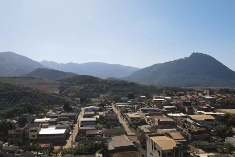 Imagem aérea do distrito de Antônio Pereira, no fundo da imagem de um lado vemos a Barragem Doutor e do outro, o Pico do Frazão
