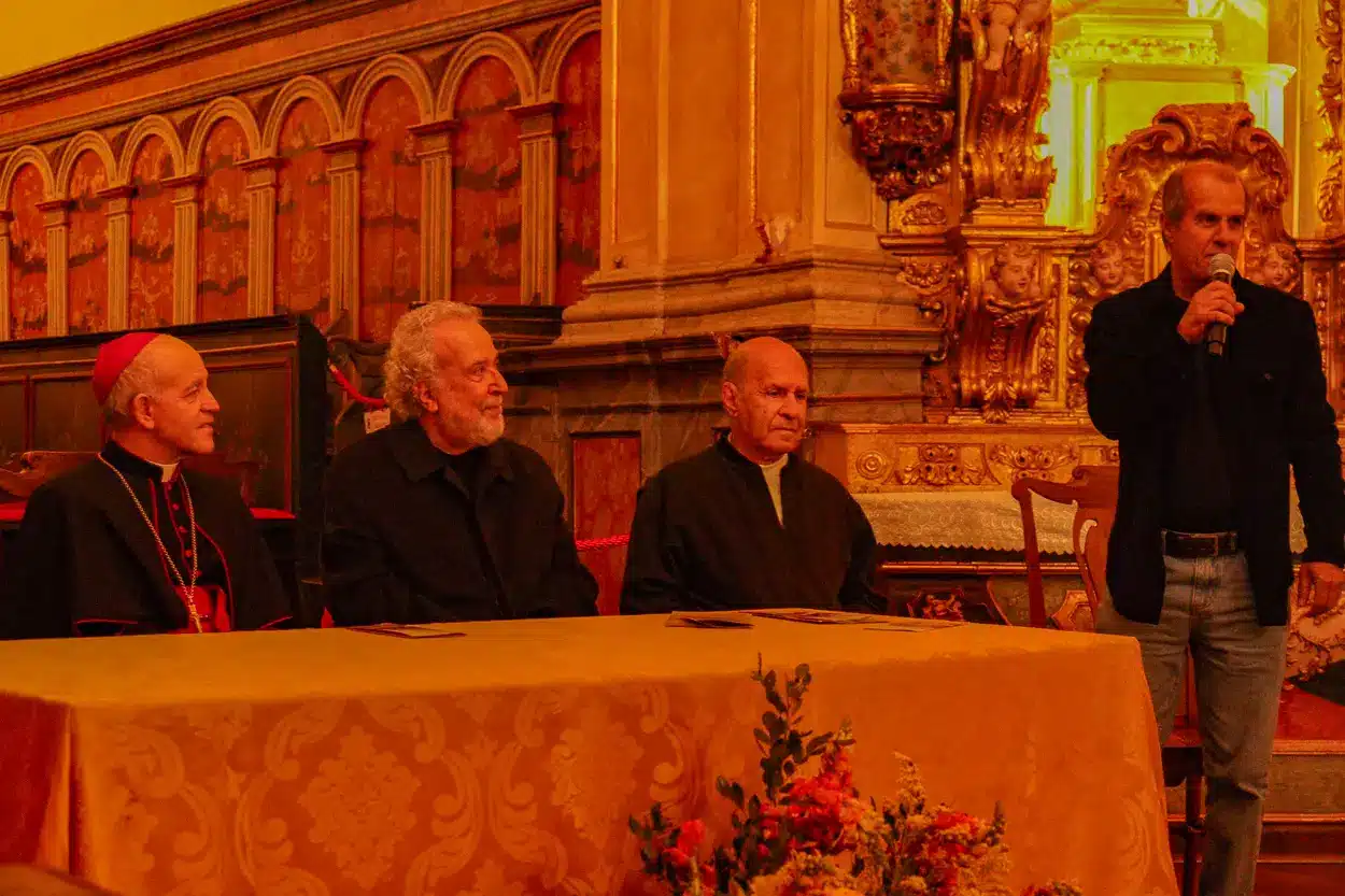Arcebispo e artistas discursaram durante a abertura da nova sala de exposições de arte sacra contemporânea
