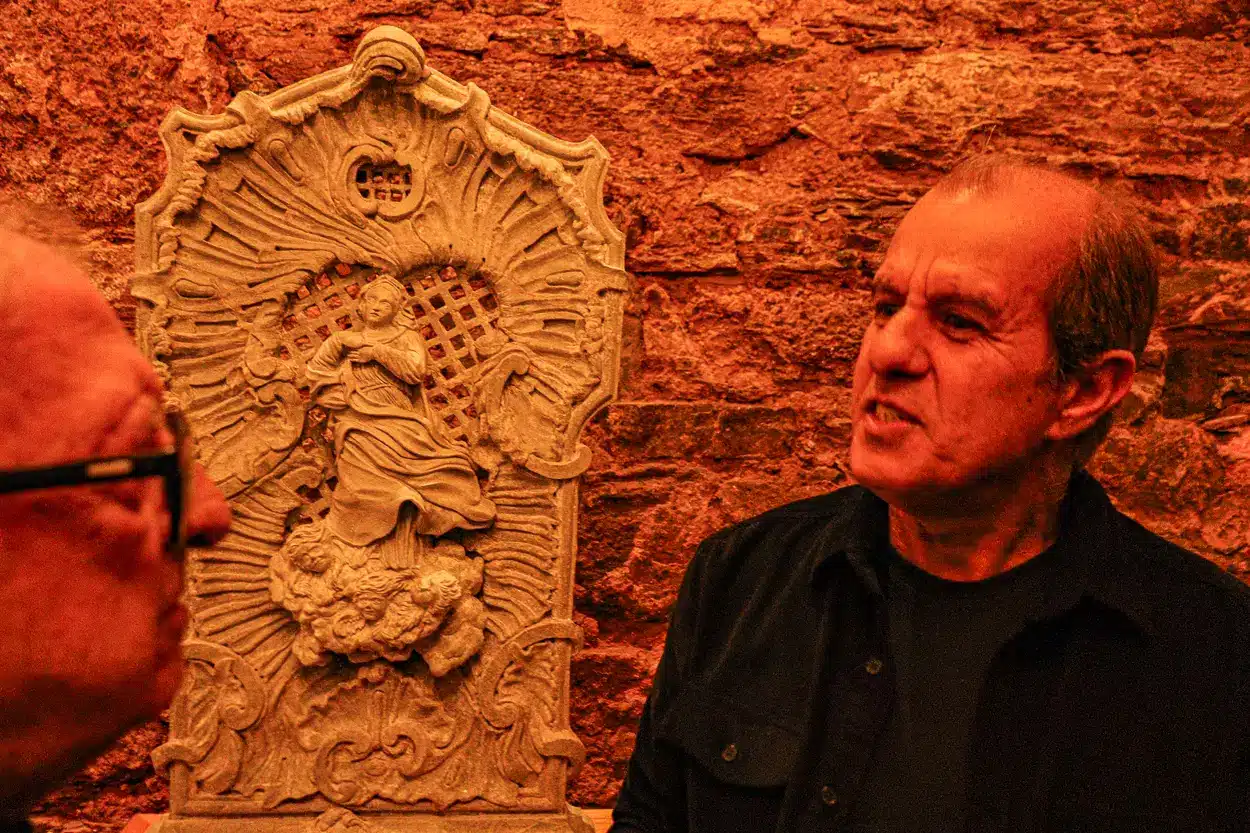 Arte Sacra que mostra Nossa senhora da Conceição em um oratório de pedra sabão