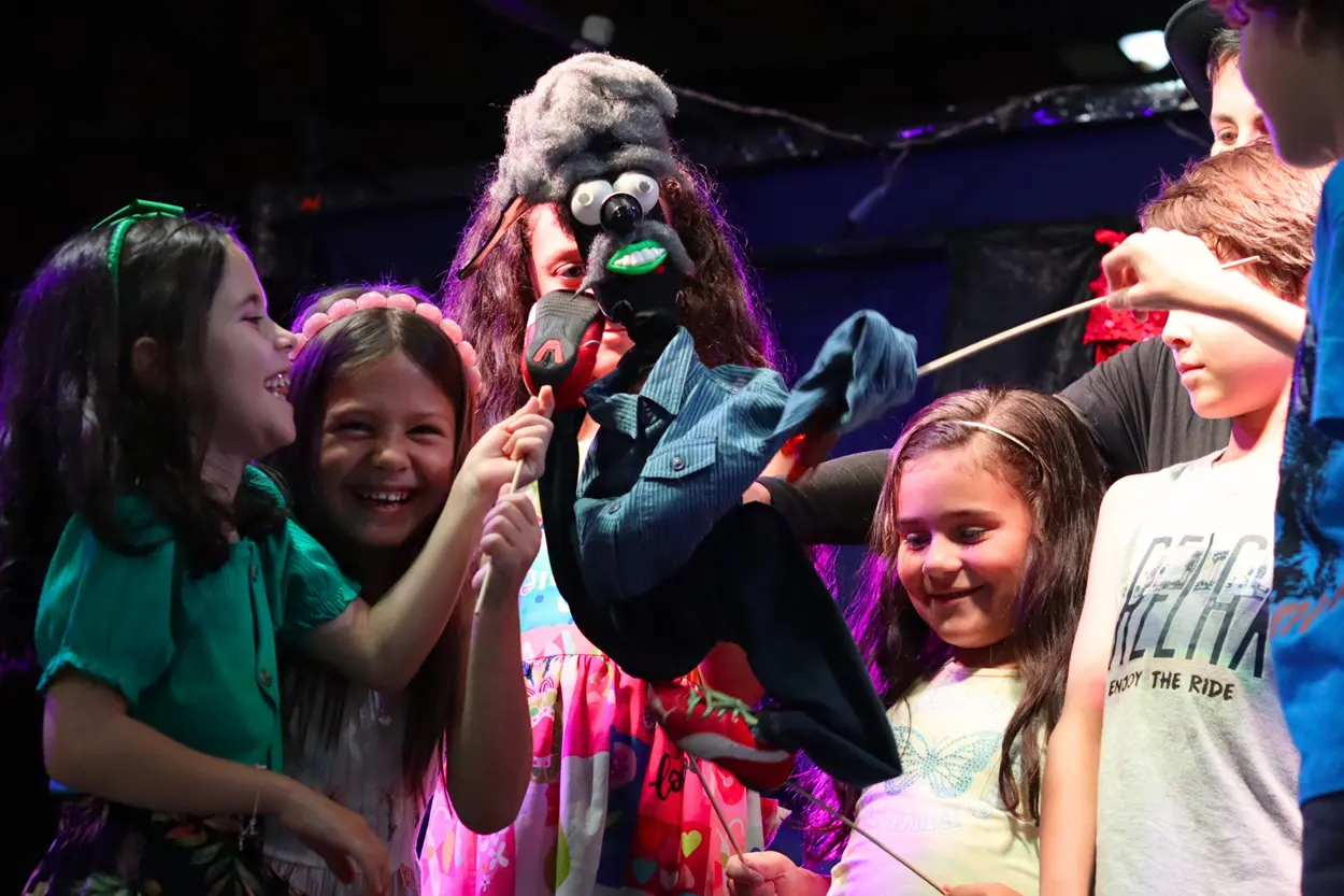 Entre os dias 26 e 30 de julho, Ouro Preto recebe o apresentações de “Bonecoteca: Quintais da Memória”, um espetáculo que une narração de histórias e ventriloquia para contar narrativas e apresentar personagens do imaginário popular ouro-pretano. A peça integra o Festival de Inverno de Ouro Preto, e as 10 apresentações gratuitas vão acontecer em variados pontos da cidade e distritos.