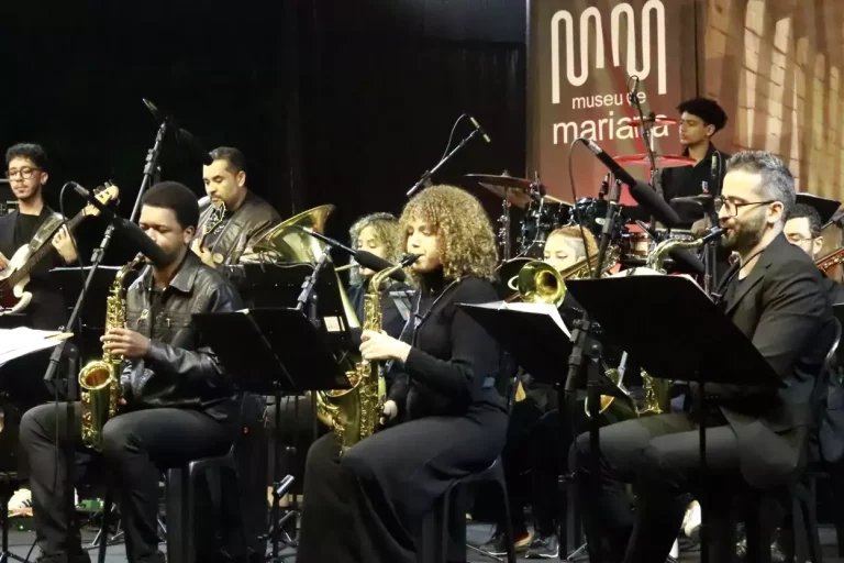 Grupo de músicos da Big Band do Cefart tocando no Museu de Mariana.