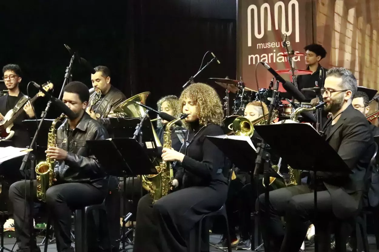 Grupo de músicos da Big Band do Cefart tocando no Museu de Mariana.