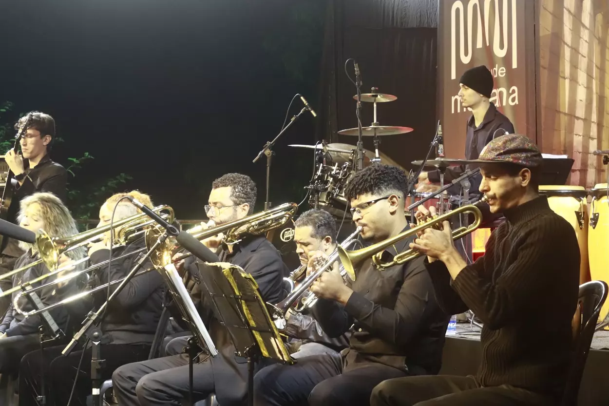 Grupo de músicos da Big Band do Cefart tocando no Museu de Mariana.