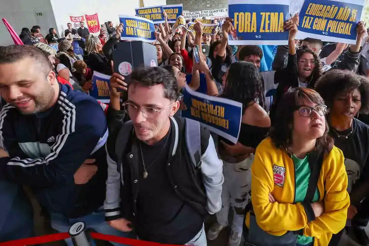 Mesmo do lado externo do auditório, centenasde trabalhadores da educação pressionavam o governo pelo fim das escolas cívico-militares