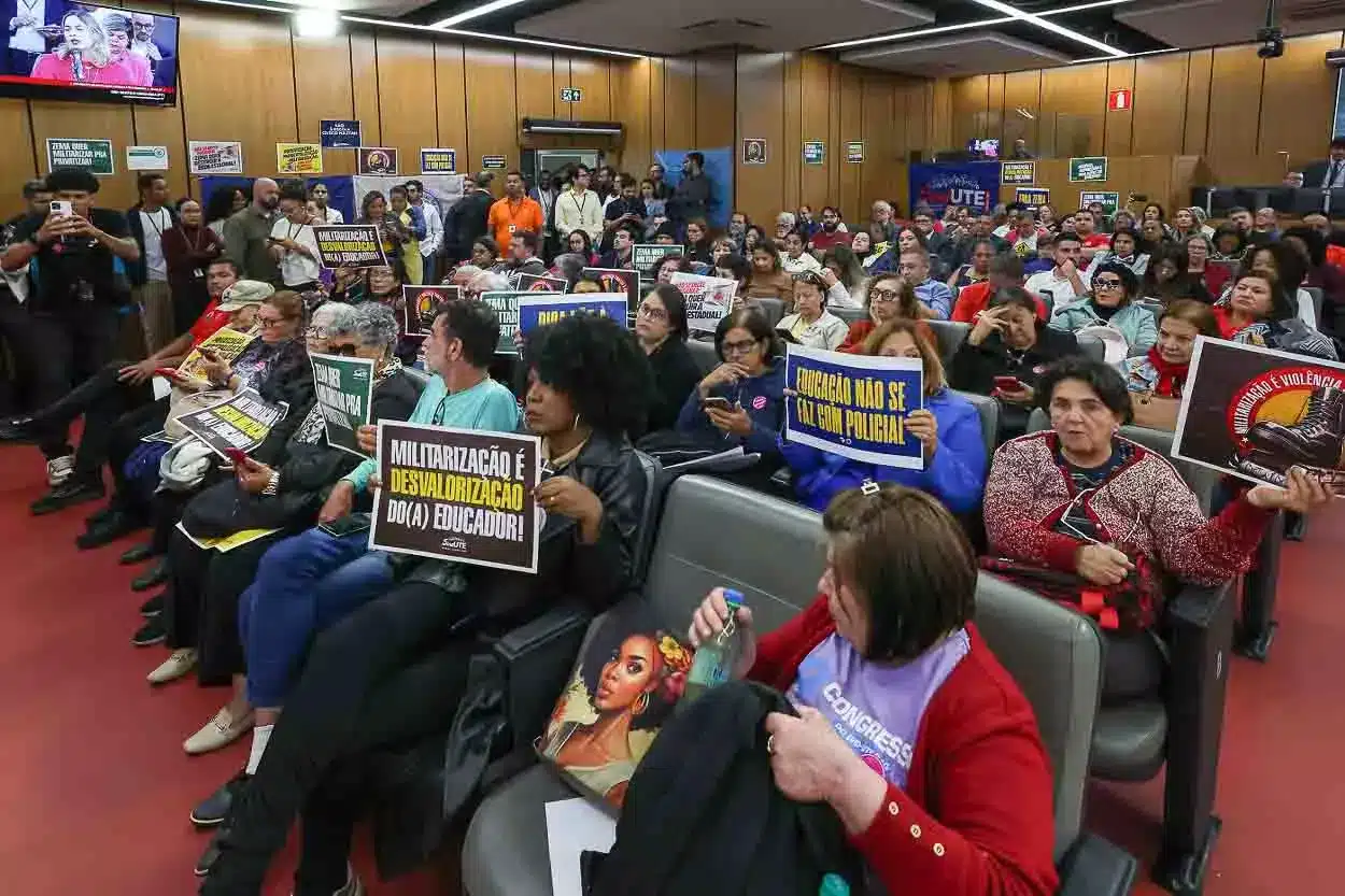 Centenas de professores e servidores da educação estiveram presentes e pressionaram os deputados durante a audiência pública