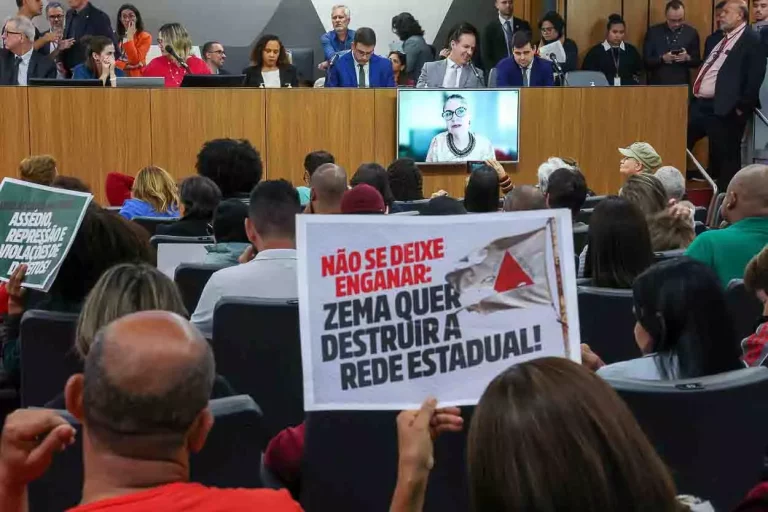 discussão sobre a implantação das escolas cívico-militares mobilizam professores e trabalhadores da educação