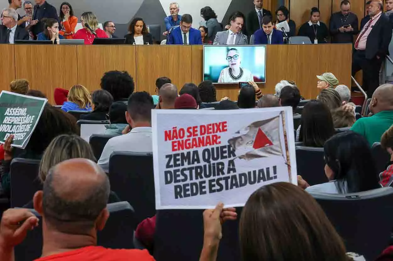 discussão sobre a implantação das escolas cívico-militares mobilizam professores e trabalhadores da educação