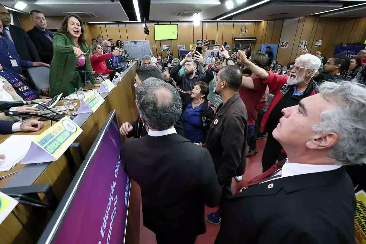 Deputados trocam farpas durante discussão da implantação das escolas cívico-militares