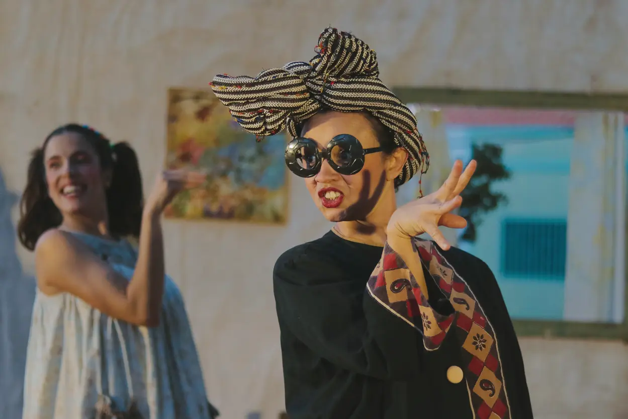 Atriz em cena durante apresentação do espetáculo infantil “Berenice e Soriano”.