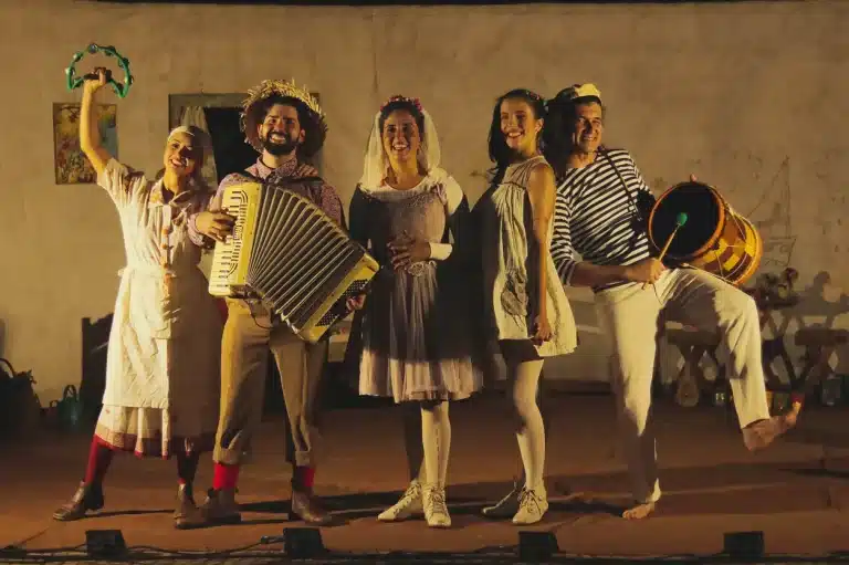 Cinco atores do espetáculo “Berenice e Soriano”.