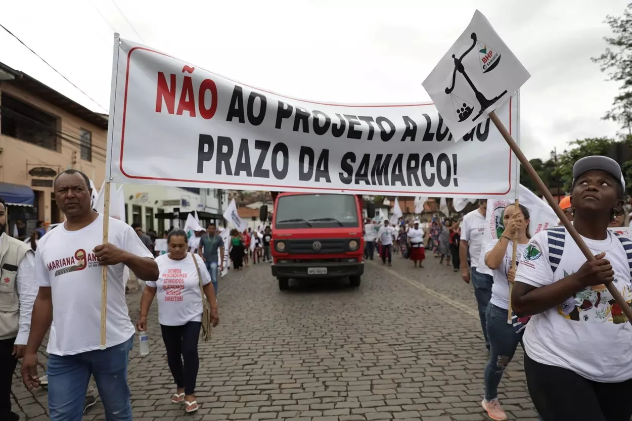 Pilhas de mineracao da Samarco de 200 metros de altura preocupam moradores de Mariana