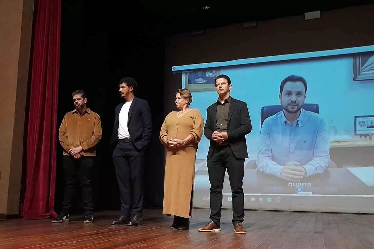 Vice-prefeita, secretários e líder do Governo na Câmara discursaram na cerimônia de reabertura do Cine Teatro