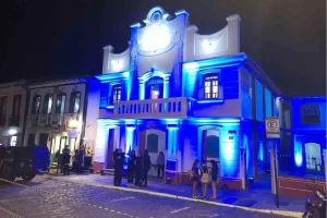 Fachada do Cine Teatro Municipal passa a contar com iluminação cênica