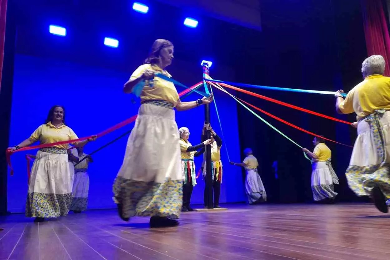 Apresentação da tradicional dança das fitas, do distrito de Monsenhor Horta na reabertura do Cine Teatro Municipal