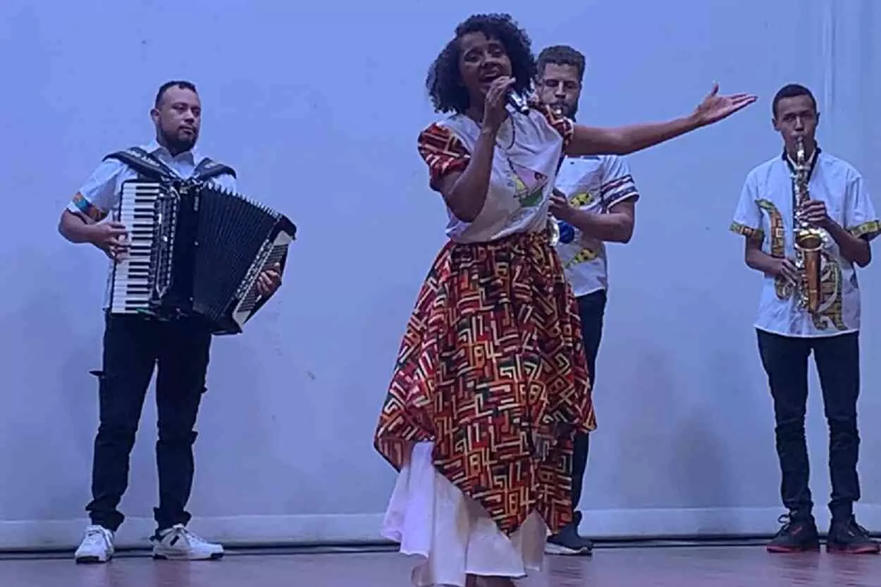 Ingrid Ribeiro, durante o show de encerramento da solenidade de reabertura do Cine Teatro Municipal