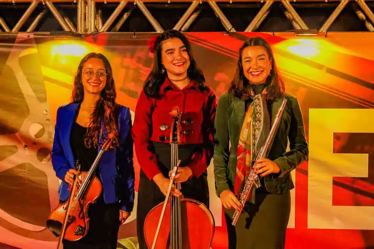 As musicistas posam para fotogrfaia após apresentação musical no encerramento da cineop,