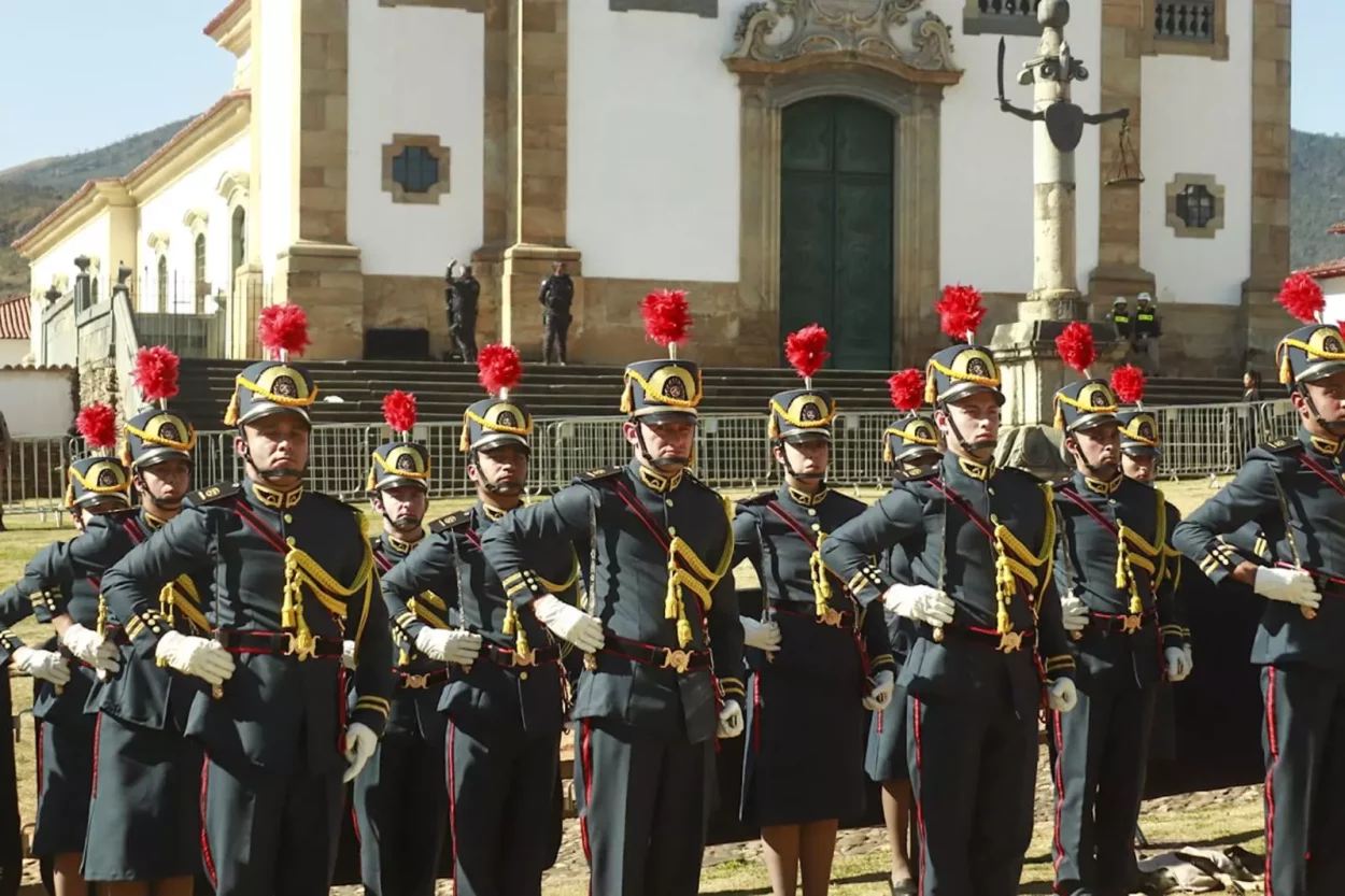Guarda de Honra da PMMG na Praça Minas Gerais, em Mariana
