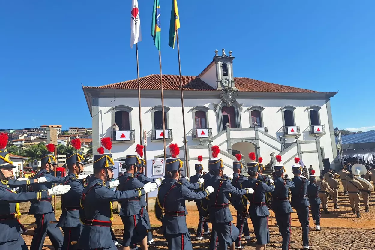 Câmara Municipal de Mariana ensolarada com a passagem da guarda de honra da PMMG passando à frente, na cidade de Mariana/MG