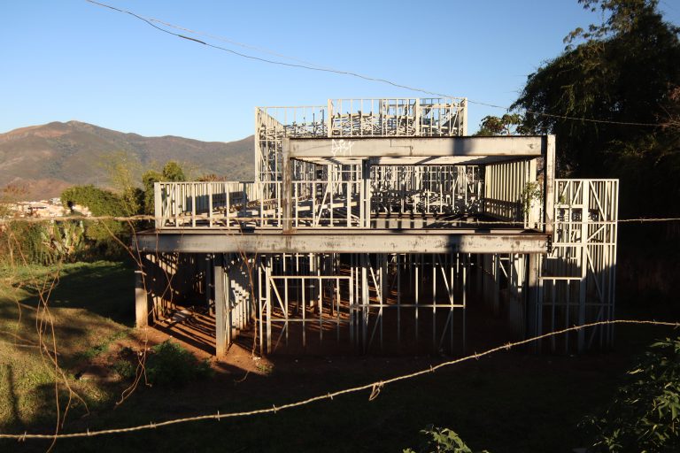 A foto mostra a obra inacabada da construção da UBS do bairro Alto Rosário