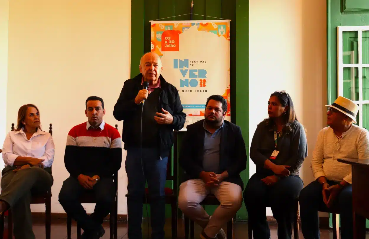 Prefeito Ângelo Oswaldo participa da coletiva de imprensa ao lado de autoridades municipais para anunciar a programação e as mudanças estruturais do Festival de Inverno de Ouro Preto 2025.