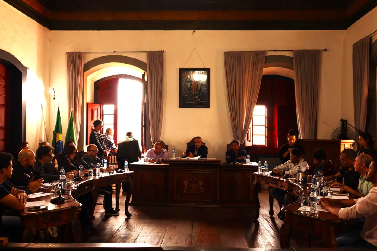 Vereadores, secretários e empresários se reúnem na Câmara para discutir o futuro do Distrito Empresarial de Mariana.