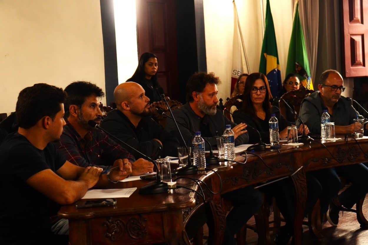 Parlamentares se reúnem na Câmara Municipal de Mariana para debater o futuro do Distrito Empresarial.