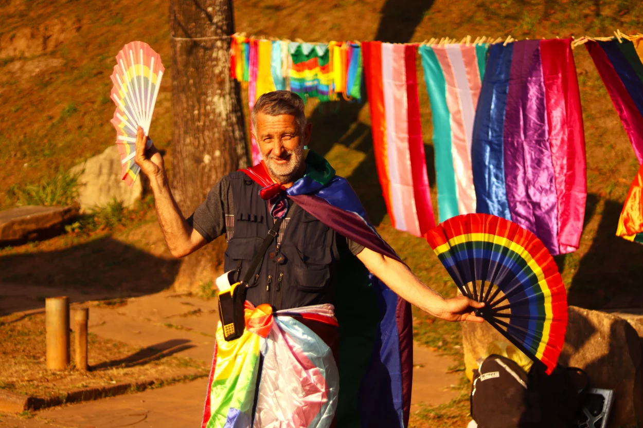 Bandeiras e leques marcam a presença do público na Parada LGBT+