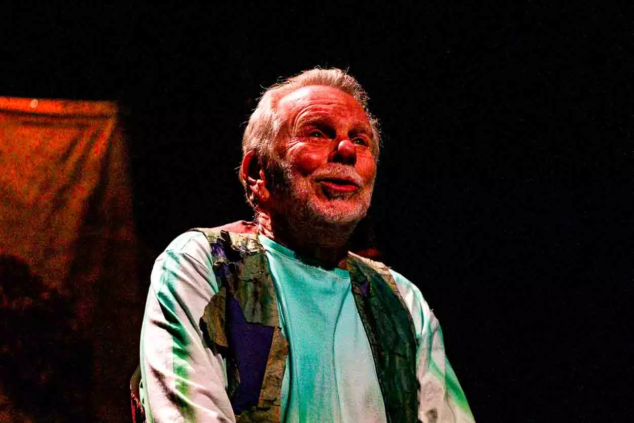 Jonas block durante apresentação da peça Delírio, em Mariana