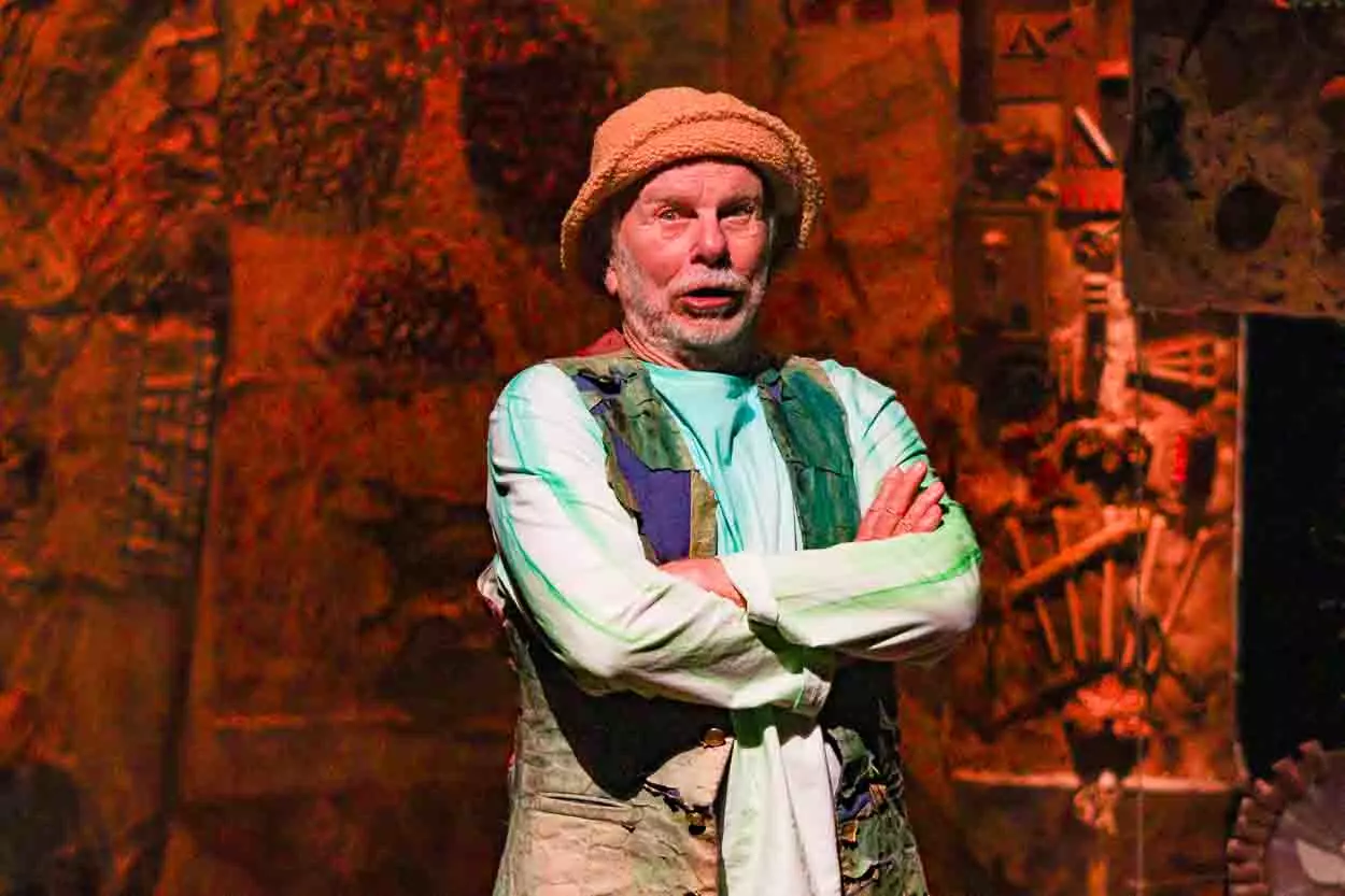 Jonas block durante apresentação da peça Delírio, em Mariana, agora com chapéu