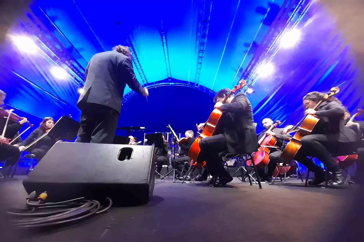 Coração da Orquestra Ouro Preto,o naipe de cordas tem papel de destaque no espetáculo "Lencas do rock"