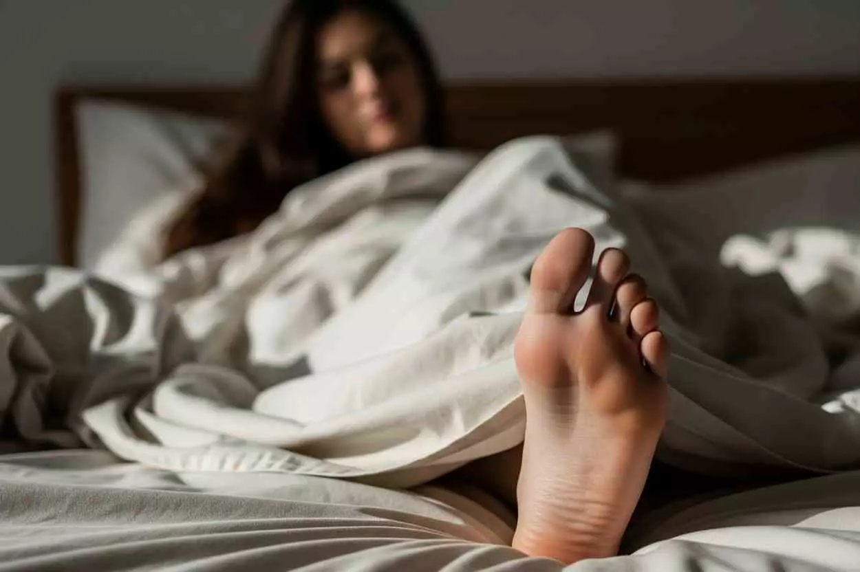 Mulher na cama, sofrendo de comorbidades invisíveis