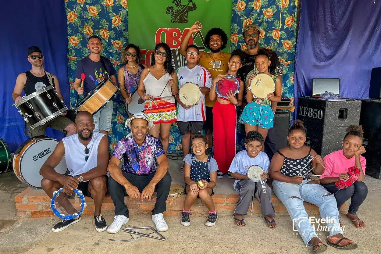 Foto mostra alguns participantes do evento Batuque Forró, realizado no Espaço Cultural Obaa!Forró!