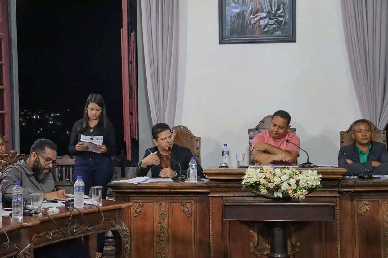 Vereadores discutem durante reunião da câmara
