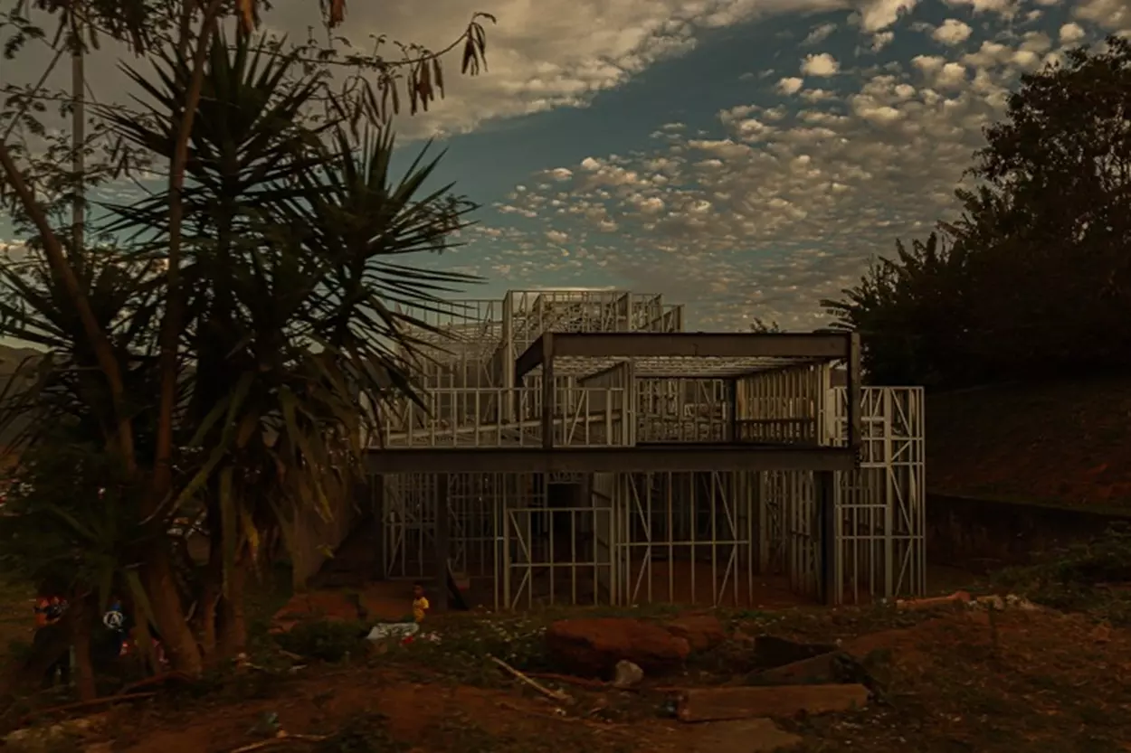 A foto mostra o esqueleto da obra da UBS no bairro alto do rosário