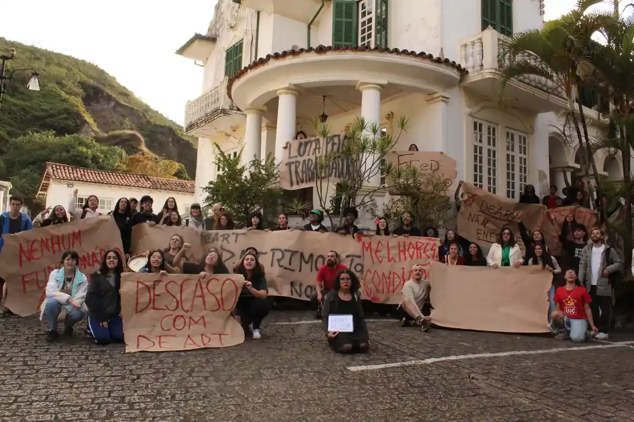 Manifestação de discentes e doscentes do DEART, que seguiu para a reitoria.