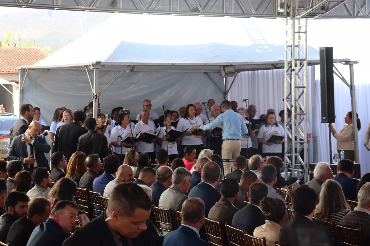 Coral do recriavida canta durante cerimônia do Dia de Minas, em Mariana