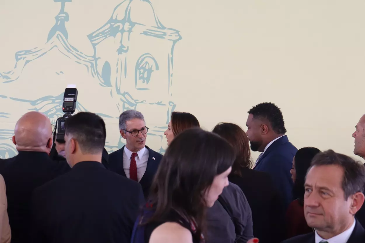 Entre várias pessoas observamos o vereador Samuel próximo do governador Romeu Zema