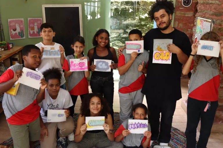 Grupo de jovens durante oficina do projeto Hip-Hop na Passagem.