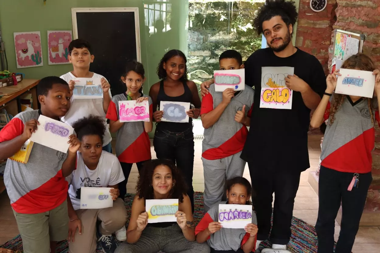 Grupo de jovens durante oficina do projeto Hip-Hop na Passagem.
