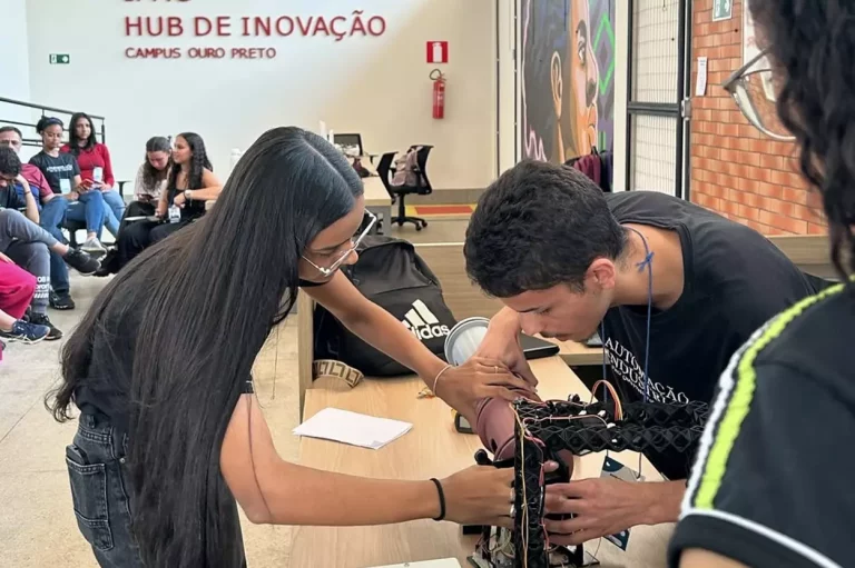 Jovens desenvolvendo um projeto tecnológico no Hub de Inovação do IFMG Ouro Preto, onde vai acontecer o Desafio Mentes Criativas.