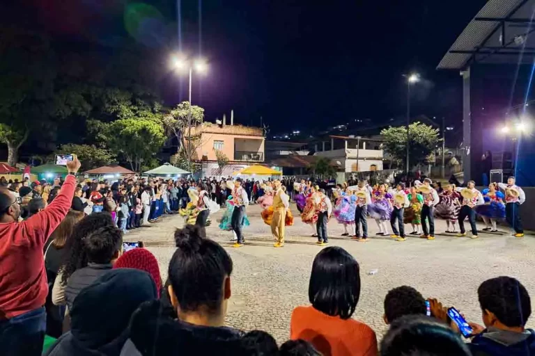 Quadrilha Pé-de-moleque se apresenta no Arraiá da Feirinha