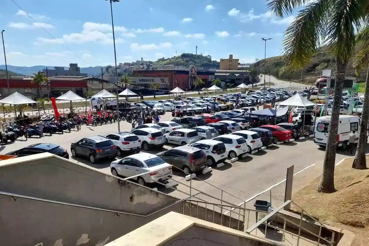 Edição 2025 do Feirão de Automóveis ocupou mais da metade do pátio do Terminal Rodoviário de Mariana