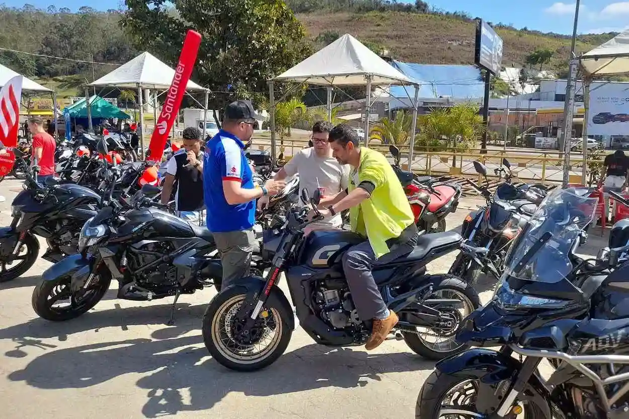 Charles Brito mostrou-se interessado em um dos novos modelos de motos exibidos no Feirão de Automóveis