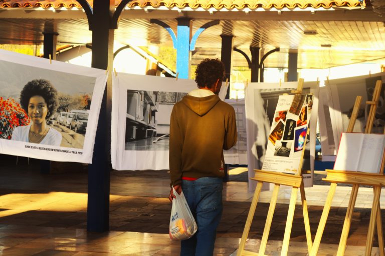 Abertura da exposição FotoCostura no Terminal Turístico de Mariana.